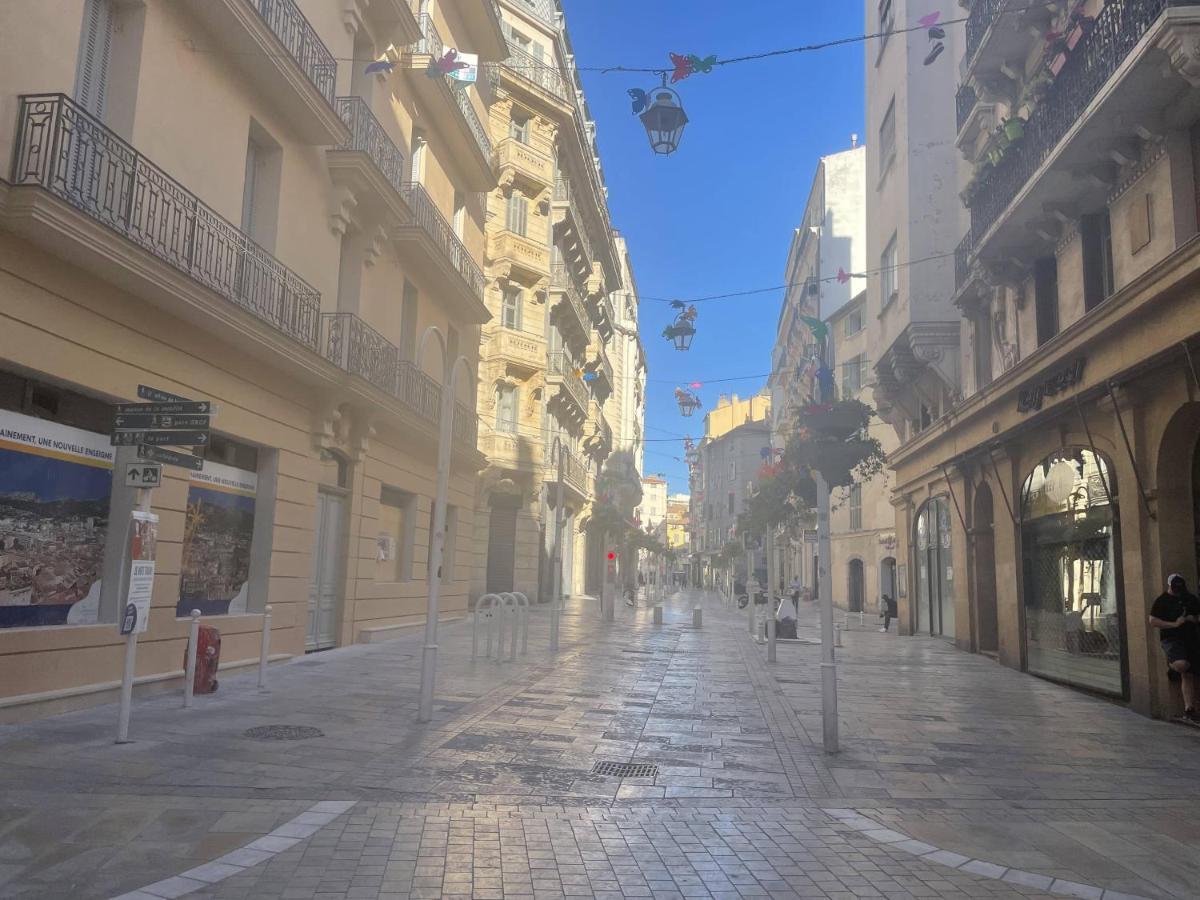 Appartement mignon calme douillet ascenseur clim étage élevé proche parking et toutes commodités au coeur du Toulon historique Exterior foto