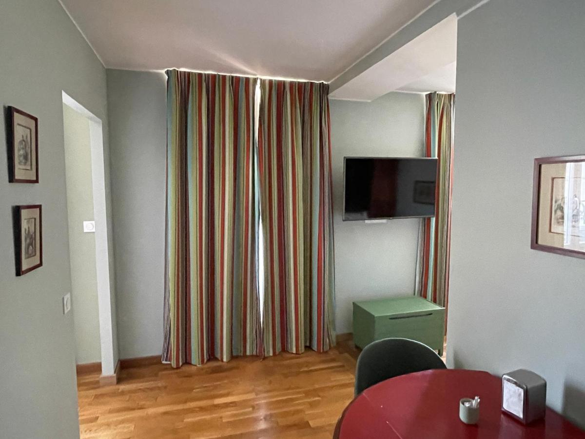 Appartement mignon calme douillet ascenseur clim étage élevé proche parking et toutes commodités au coeur du Toulon historique Exterior foto